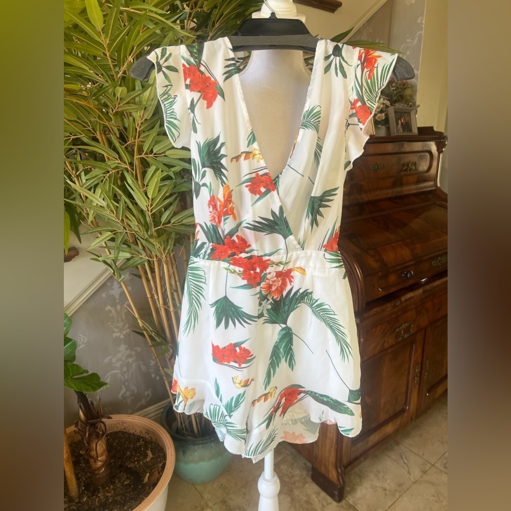 Prettylittlething ladies jumpsuit size 2 V-neck ties and zips in the back - Picture 4 of 11